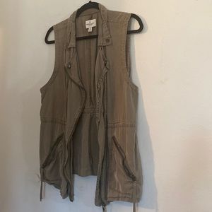 Comfortable Green vest with pockets GUC